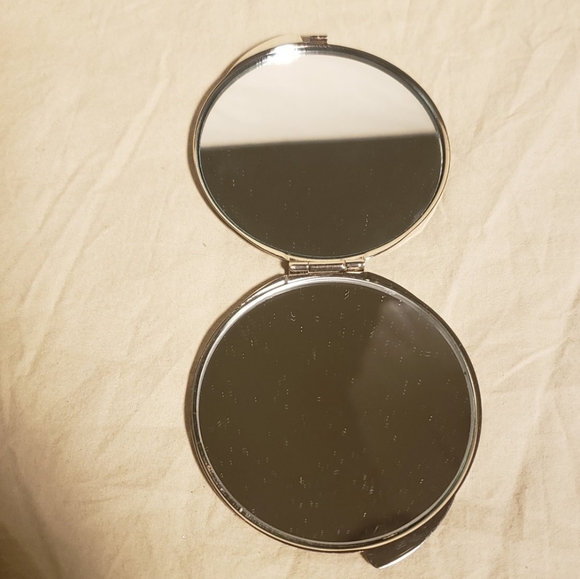Compact Mirror - Picture 2 of 4